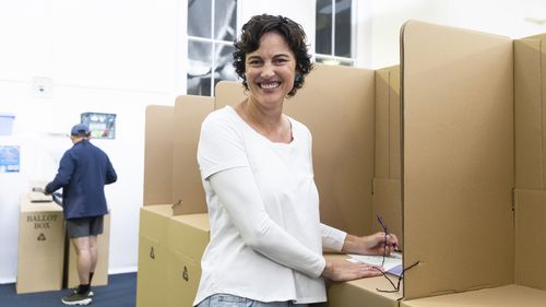 Perth, Austrália - 3 de maio: Kate Chaney, federal independente para a Curto, o voto em 3 de maio de 2025 em Perth, Austrália. Os australianos foram para as cabeças no sábado, nas eleições federais de 2025, onde a cada 150 assentos na Câmara dos Deputados e 40 dos 76 assentos no Senado estão prontos. Essa eleição é a dívida mais conseqüente a ser desprezada fortemente na classe, com as pressões de custo de vida, a principal decisão sobre habitação e planejamento de energia na campanha. No entanto, a maioria das cabeças indica