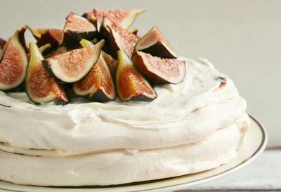 Pavlova topped with fresh figs