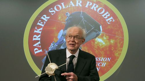 Astrofizyk Eugene Parker jest na zdjęciu odbierający medal za usługi publiczne i model sondy Parker Solar Probe podczas spotkania w William Eckhart Research Center w Chicago 31 maja 2017 r.