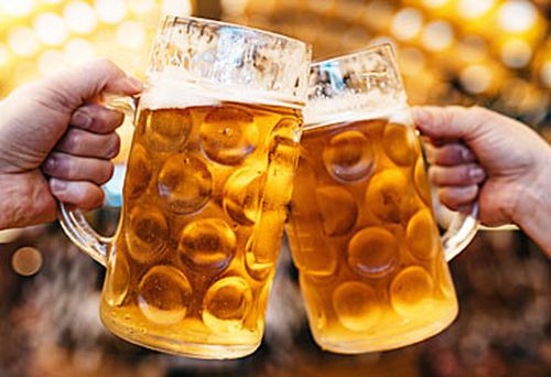 Steins of beer at Oktoberfest (Getty)