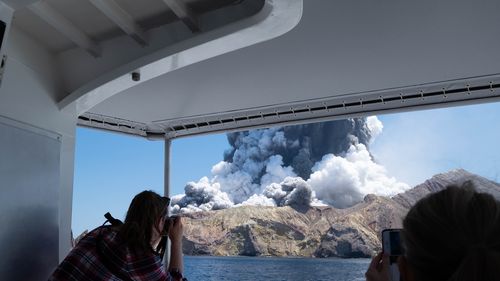 Lorsque le volcan White Island est entré en éruption, plusieurs touristes sont morts alors que d'épais panaches de fumée et de magma ont explosé hors du volcan le 9 décembre. 