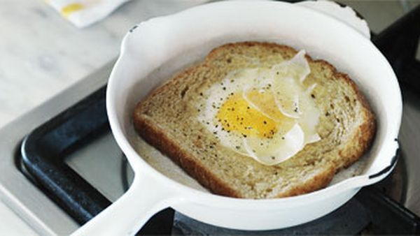 Eggs fried in toast
