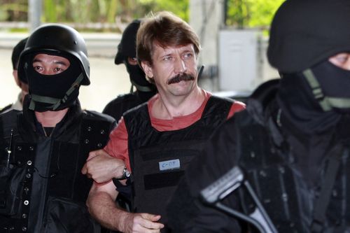 Le trafiquant d'armes russe présumé Viktor Bout, au centre, est dirigé par des commandos armés de la police thaïlandaise à son arrivée au tribunal pénal de Bangkok, en Thaïlande, le 5 octobre 2010. 