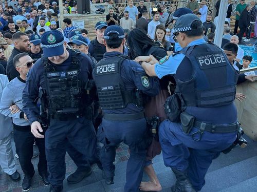O homem foi escoltado para fora da mesquita de Lakemba.
