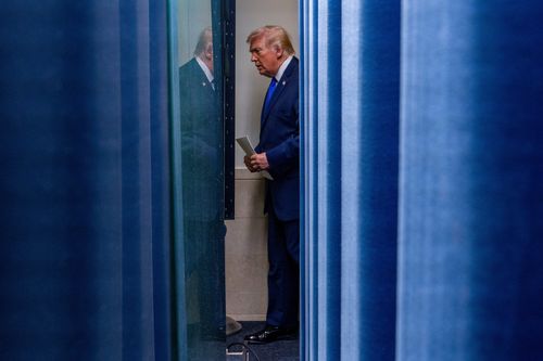 Donald Trump White House'da basın toplantısı düzenliyor.