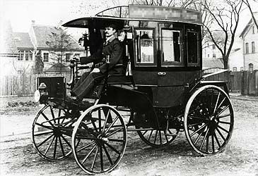 Who is credited with building the first internal combustion truck in 1895?