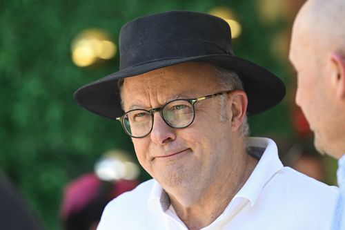 CLONCURRY, AUSTRÁLIA - NewsWire Photos - 6 de janeiro de 2026: O primeiro-ministro Anthony Albanese se reúne com serviços de emergência, polícia, SES e bombeiros em Cloncurry, noroeste de Queensland. Imagem: NewsWire /Pool/ Martin Ollman