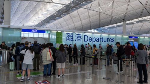 I viaggiatori fanno la fila all’aeroporto internazionale di Hong Kong.