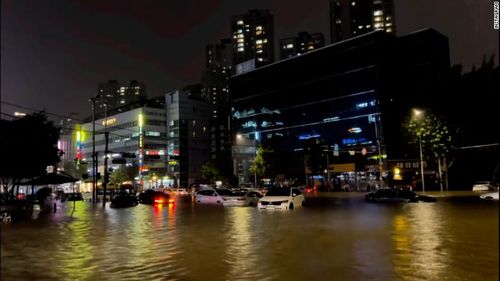 Части Сеула были затоплены после 400 миль дождя, что вызвало сильное наводнение, в результате которого погибли восемь человек.