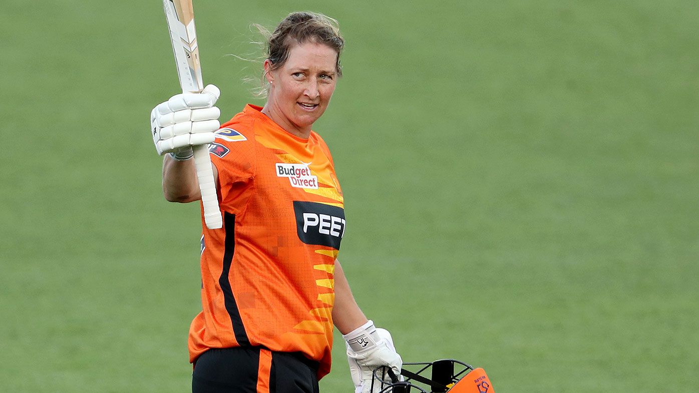  Sophie Devine of the Perth Scorchers brings up 100