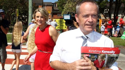 Bill Shorten campaigns with Kristina Keneally. (AAP)