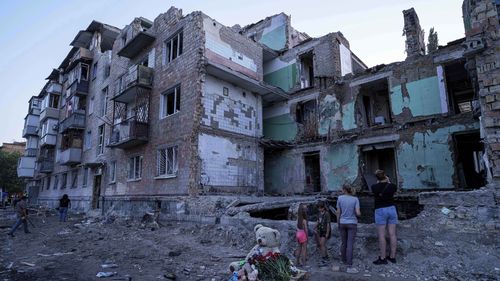 As pessoas olham para uma casa destruída por uma greve russa em Kiev, Ucrânia, na sexta -feira, 29 de agosto de 2025. (AP Photo/Evgeniy Maloletka)