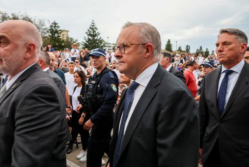 Primeiro Ministro Anthony Albanese. A comunidade judaica de NSW realiza uma vigília pelas vítimas e sobreviventes do Massacre de Bondi, uma semana depois, em Bondi Beach. Fotografia de Edwina Pickles. 21 de dezembro de 2025