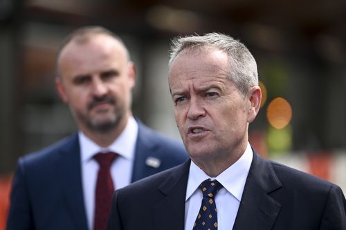 The opposition has hinted at tweaking industrial laws to drive wages up for low-paid workers, while unions are pushing for a $43-a-week rise in the minimum wage. (AAP Image/Lukas Coch)