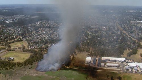 Les équipes luttent contre un incendie d'herbe à Penrith, dans l'ouest de Sydney.