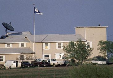 When did ATF and FBI agents lay siege to the Branch Davidian compound at Waco?