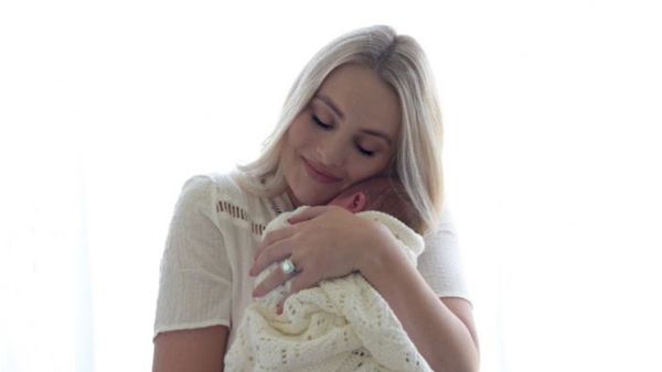 Tahlia and baby Arlington - a tight bond. Image: Instagram/@Housewifestyle.