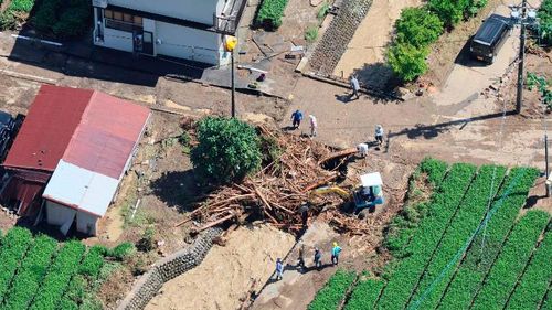 Legno e detriti sono stati spazzati via dalla tempesta tropicale Talas a Shimada, nella prefettura di Shizuoka, in Giappone, il 24 settembre 2022.