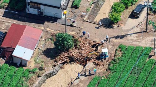 Bois et débris emportés par la tempête tropicale Talas à Shimada, préfecture de Shizuoka, Japon, le 24 septembre 2022.