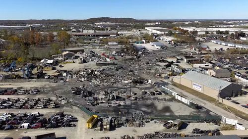 Esta foto fornecida pelo National Transportation Safety Board mostra a cena do acidente de avião da UPS na quinta-feira, 6 de novembro de 2025, em Louisville, Kentucky.