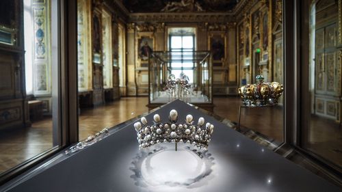 O diadema de pérolas da Imperatriz Eugênia exibido na Galeria de Apolo que abriga a coleção real de gemas e diamantes da coroa francesa em Paris em 20 de maio de 2021.