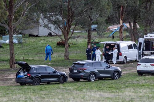 Polícia no local em uma propriedade perto de Thologolong, onde o acusado assassino da polícia, Desmond Freeman, foi morto a tiros pela polícia esta manhã após um impasse.