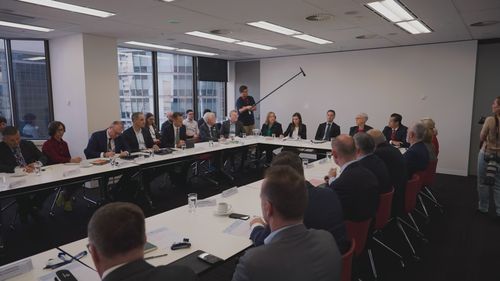 Il premier Chris Minns ha cercato di placare le preoccupazioni dei leader del settore mentre la crisi petrolifera cresce.