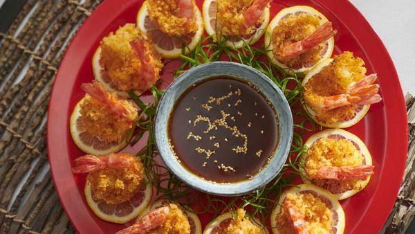 Crispy lemon and garlic prawns