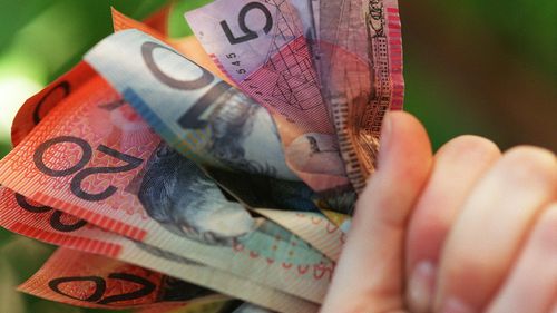 Alguém com um punhado de dinheiro australiano.