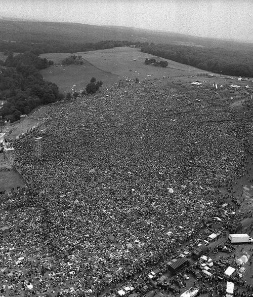 About 400,000 people attend the Woodstock festival in Bethel, New York.