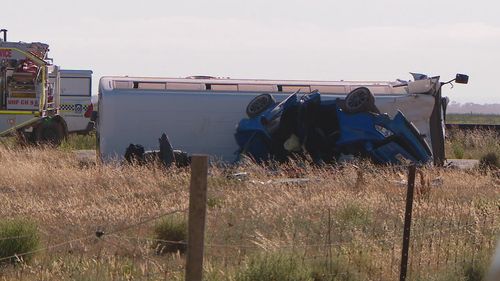 Une jeune femme a été tuée et trois autres personnes ont été grièvement blessées après qu'un autobus scolaire sans élève à bord soit entré en collision avec une voiture au nord d'Adélaïde.