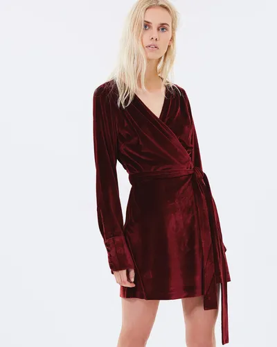 <a href="http://Isabelle Quinn Winona Wrap Short Dress in Red, $230" target="_blank" draggable="false">Isabelle Quinn Winona Wrap Short Dress in Red, $230</a>