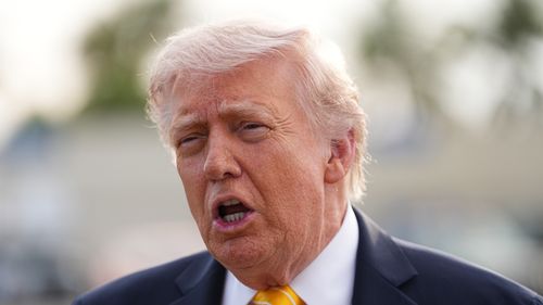 Il presidente Donald Trump parla con i giornalisti prima di salire a bordo dell'Air Force One all'aeroporto internazionale di Palm Beach a West Palm Beach, Florida, sabato 2 maggio 2026, in rotta verso Miami. (Foto AP/Matt Rourke)