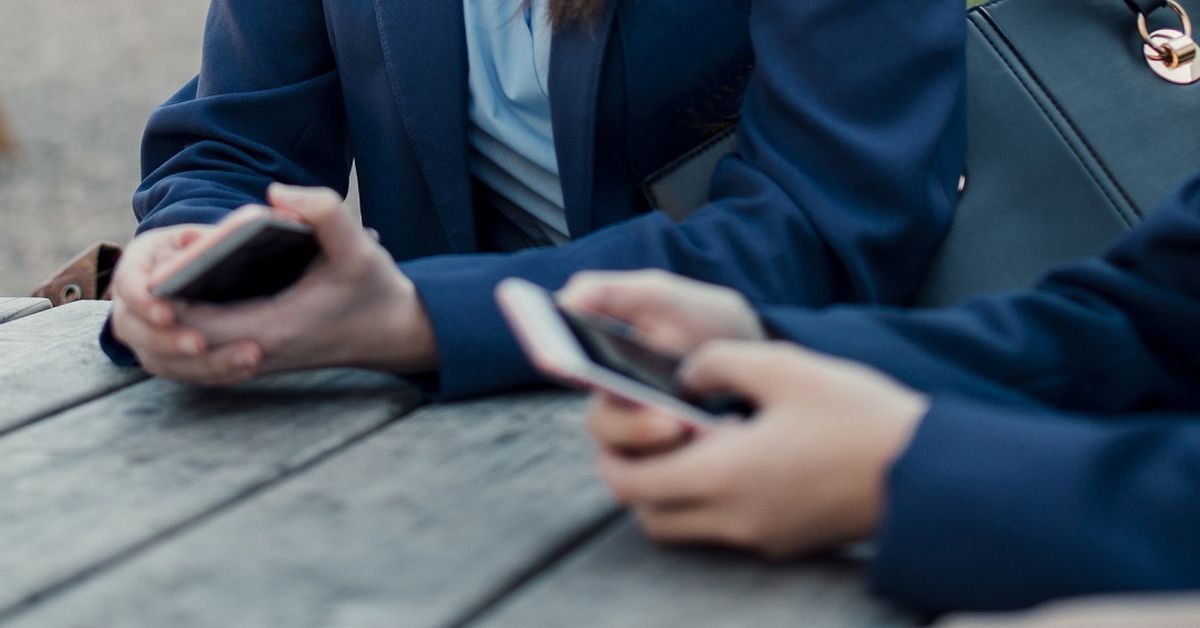 Phones, smartwatches and earbuds to be banned in every classroom in Victoria