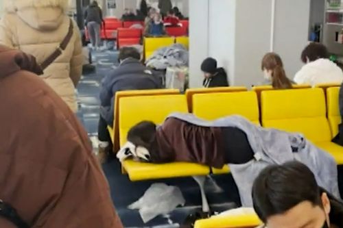 Norme australienne à l'aéroport d'Osaka pendant 18 heures sans nourriture ni couvertures 