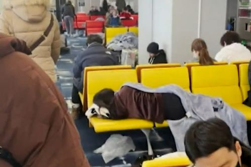 Aussies standard in Osaka airport for 18 hours without food or blankets 