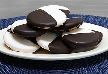 What type of icing is traditionally used to make a black and white cookie?