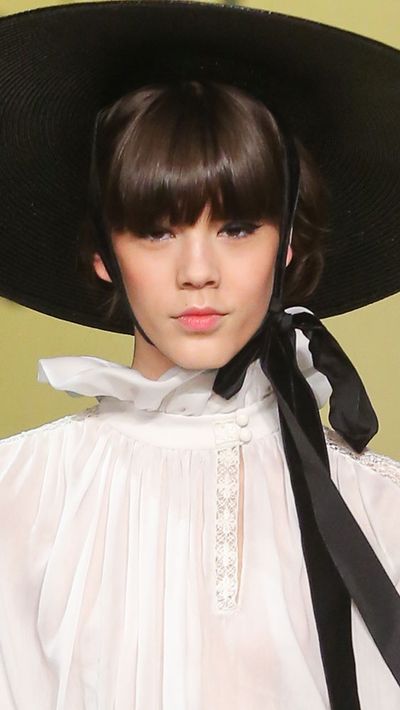 A full fringe is best suited to those with an oval face shape.