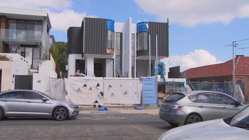 A﻿ man has died after he fell 10 metres on a worksite in South Coogee this morning.