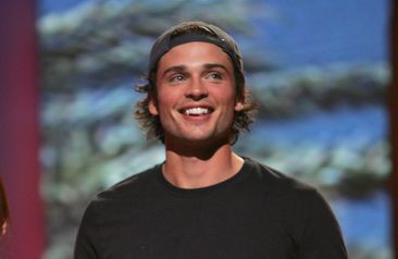 Kristin Kreuk and Tom Welling during The 2004 Teen Choice Awards 