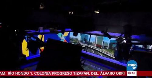 The studio lighting shook violently during the quake. (Foro TV)
