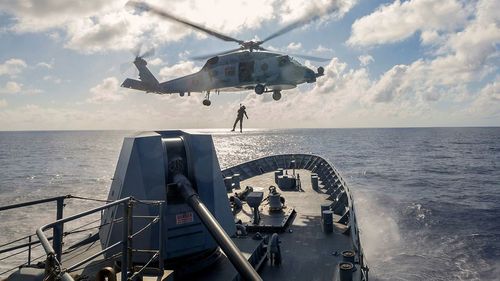 Un MH-60R Seahawk dell'HMAS Toowoomba effettua un trasferimento PAX dal castello di prua della nave mentre la nave naviga attraverso il Mar delle Filippine.