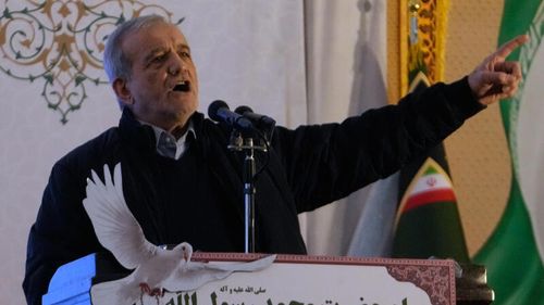 Il presidente iraniano Masoud Pezeshkian parla durante una cerimonia per commemorare l'anniversario della morte del defunto comandante della forza di spedizione Quds della Guardia rivoluzionaria iraniana.