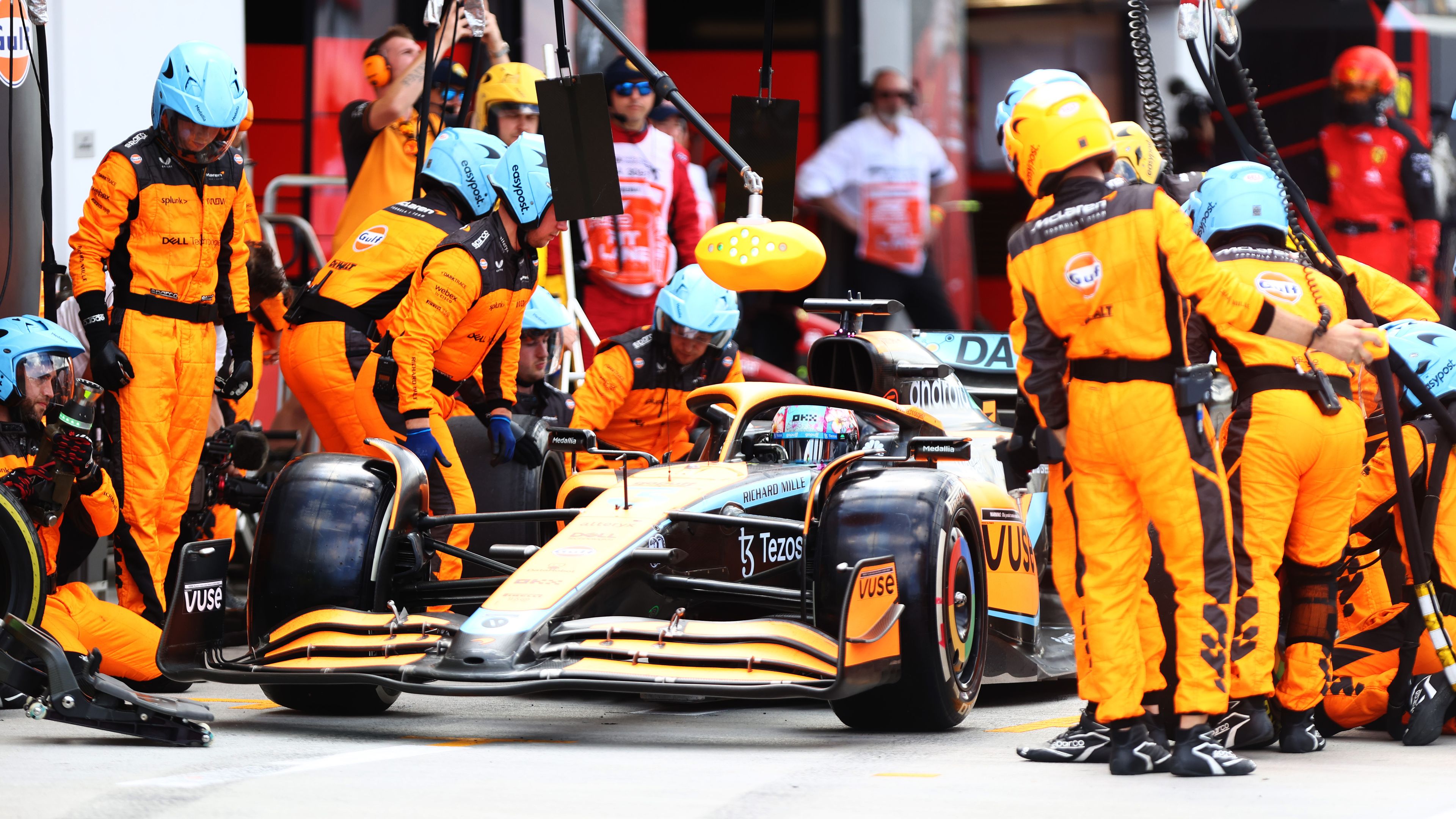 Daniel Ricciardo handed cruel blow after incorrect McLaren strategy call causes chaos