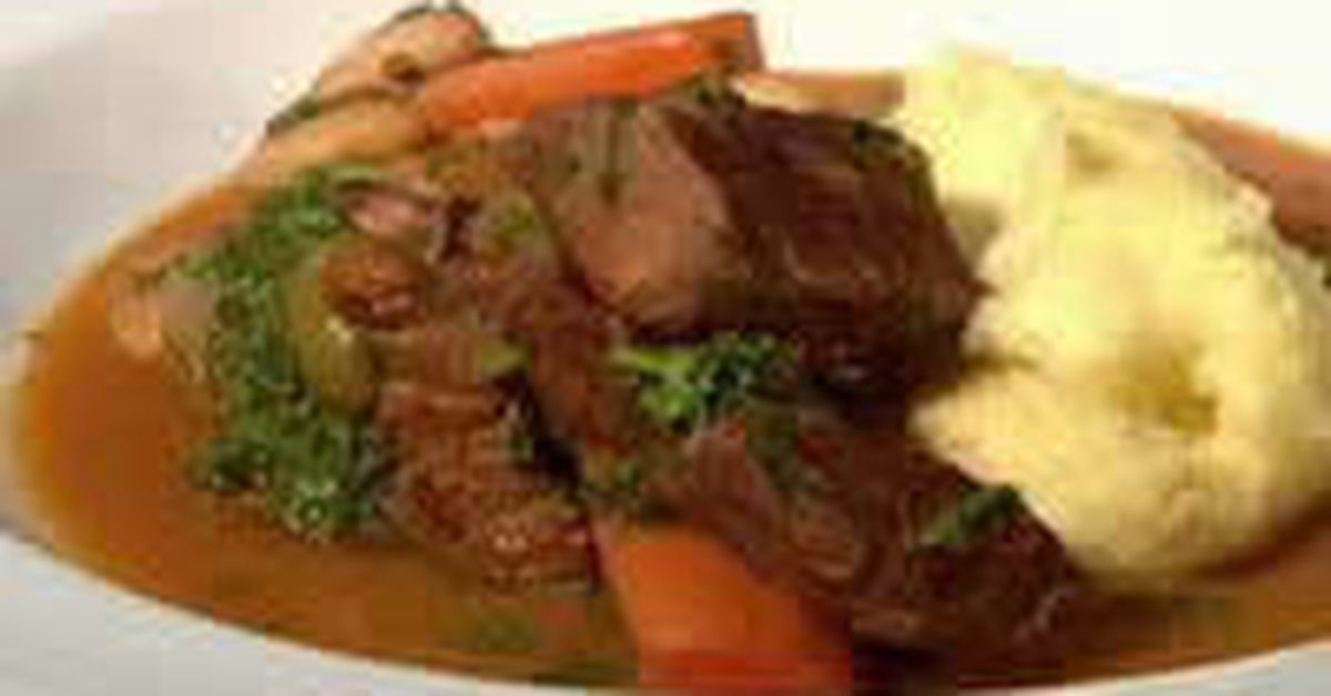 Beef with almonds and green olives - 9Kitchen