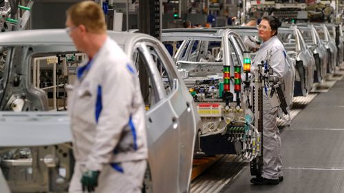 Des travailleurs assemblent des carrosseries de voitures à l'usine Volkswagen de Zwickau, en Allemagne.