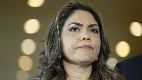 Liberal Senatör Jacinta Nampijinpa Price, Canberra'daki Parlamento Binası'nda.