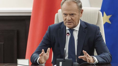 O primeiro -ministro polonês Donald Tusk realiza uma extraordinária reunião do governo na Chancelaria, com funcionários de serviços militares e de emergência, após violações do espaço aéreo polonês durante um ataque russo em Varsóvia, Polônia, 