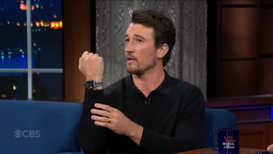 Miles Teller menunjukkan arloji kakek mendiang, yang berhasil ia selamatkan dari Pacific Palisades Fires di Late Show bersama Stephen Colbert