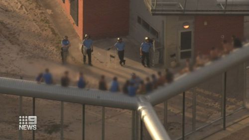 Des détenus adolescents ont incendié des bâtiments et se sont armés de matériel anti-émeute au centre de détention en difficulté de Banksia Hill à Perth.